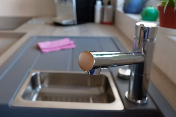 Chromarmatur einer Küchenspüle